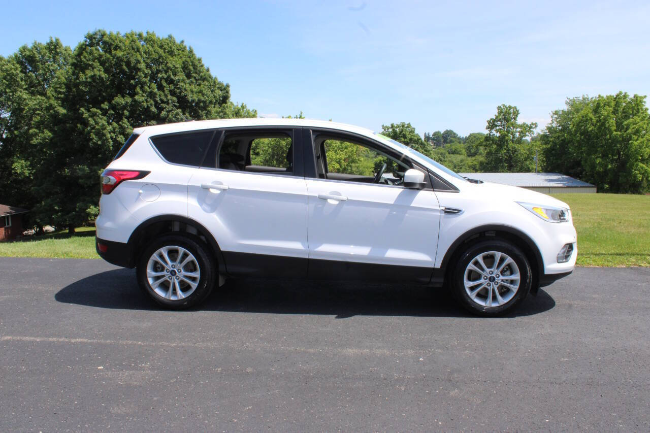 Used 2017 Ford Escape SE AWD/4WD image 2