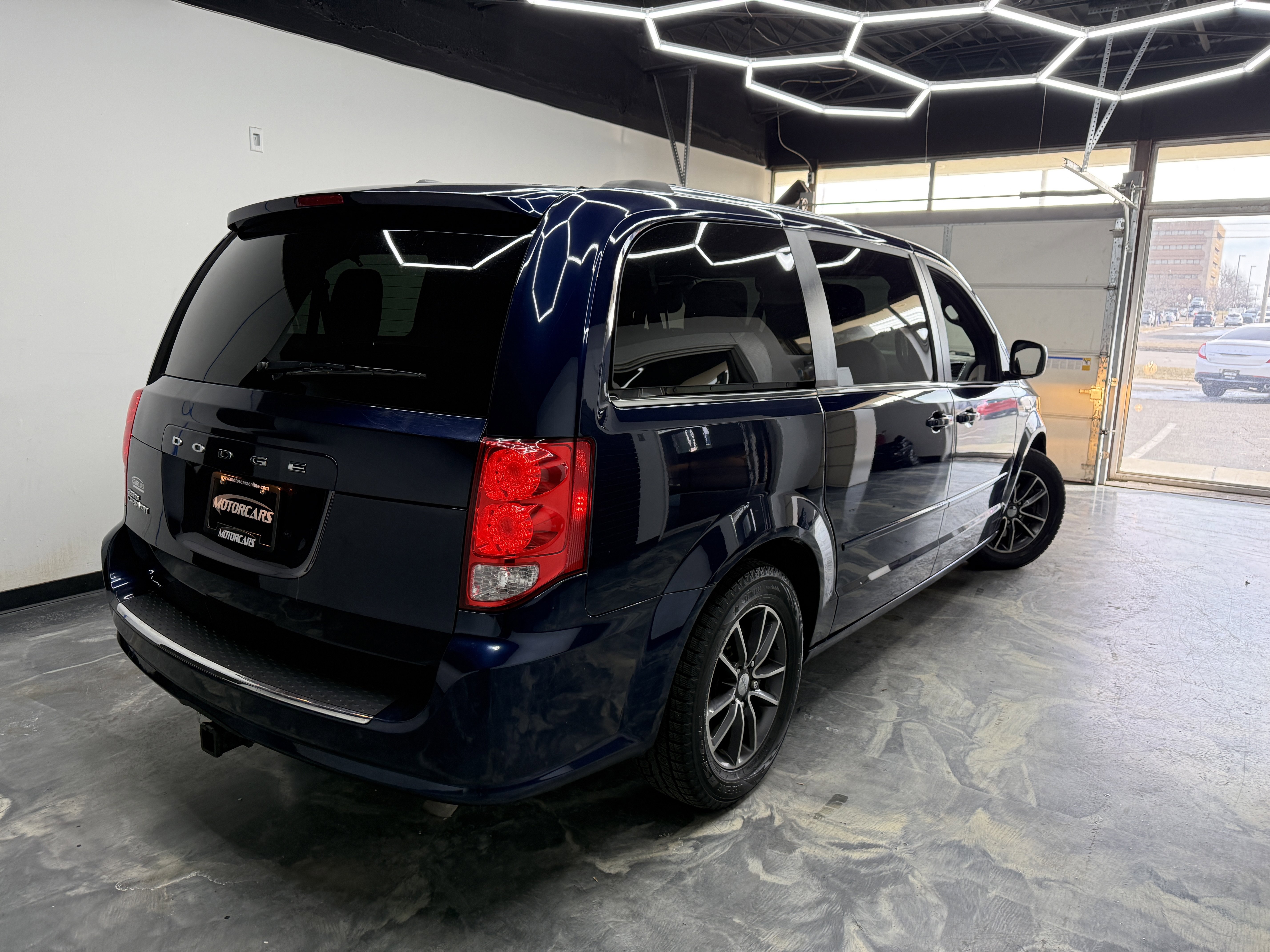 Used 2017 Dodge Grand Caravan SE image 5