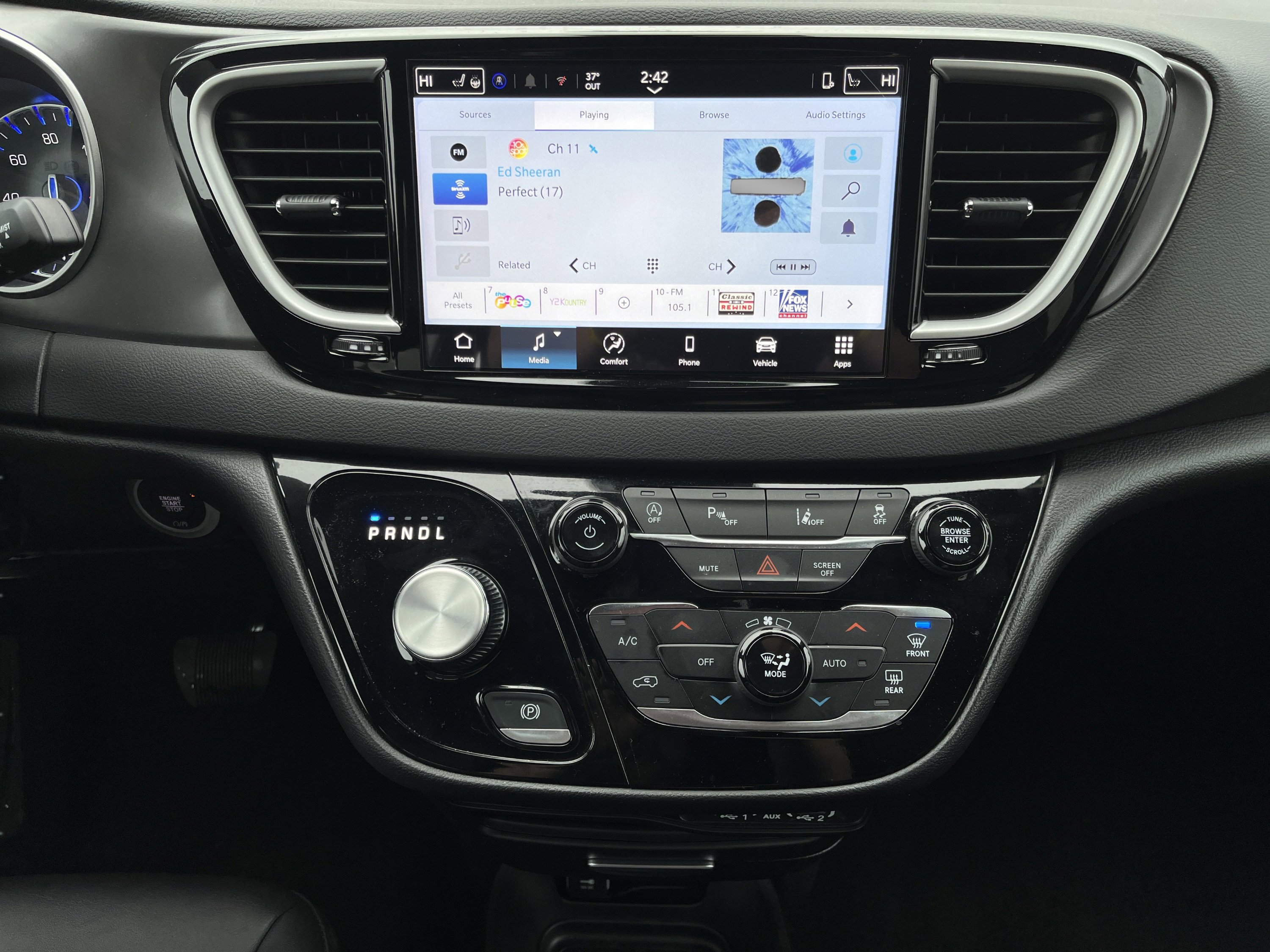 Used 2025 Chrysler Voyager LX image 26