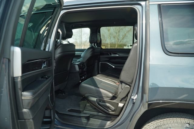 Used 2024 Jeep Wagoneer 4WD w/ Premium Group I image 16