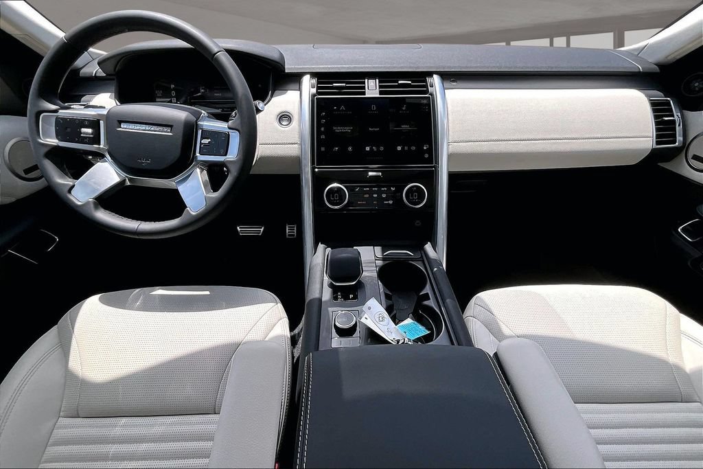 Certified 2025 Land Rover Discovery Dynamic SE AWD/4WD image 15