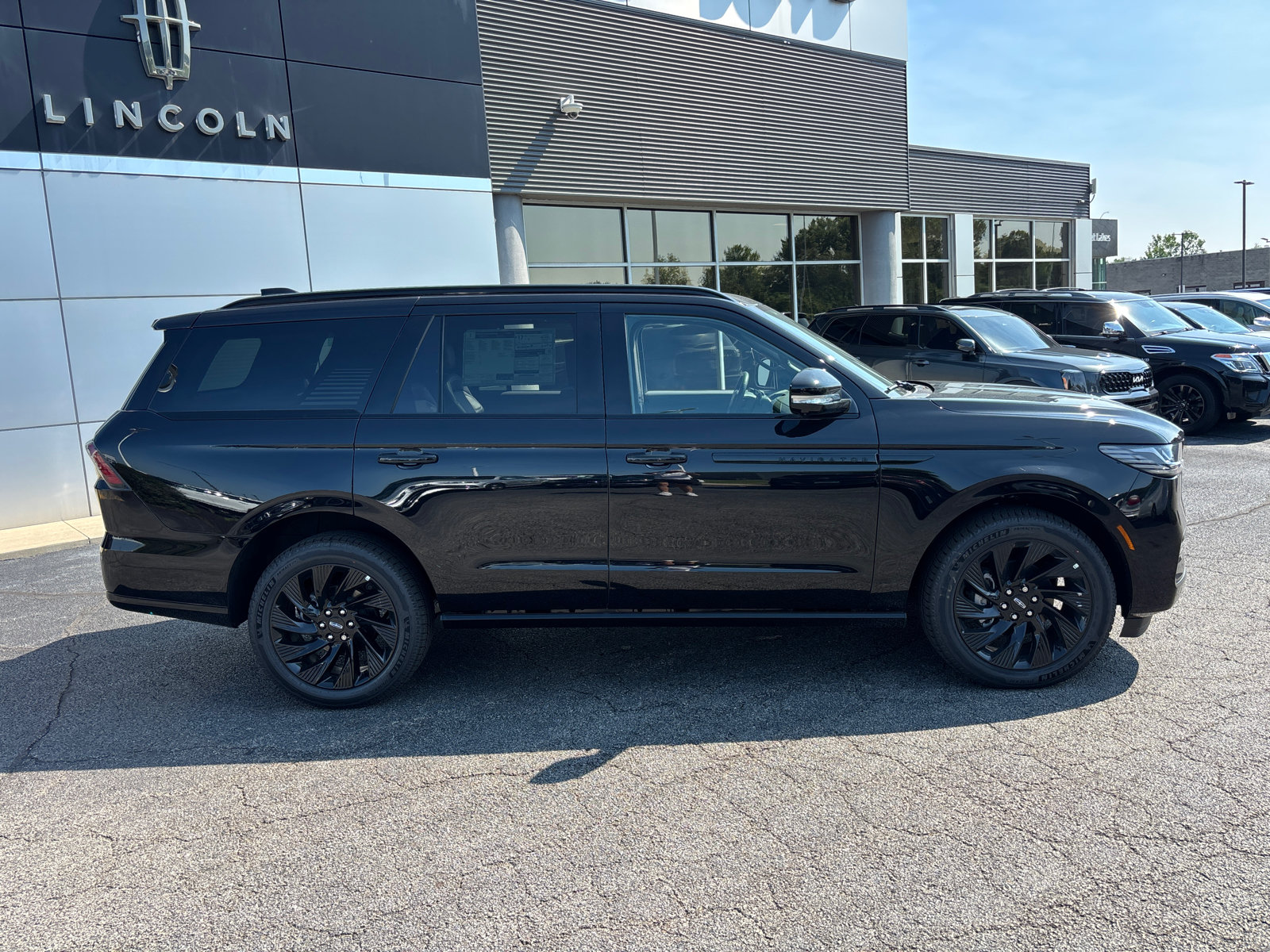 New 2026 Lincoln Navigator Reserve w/ Jet Appearance Package AWD/4WD image 8