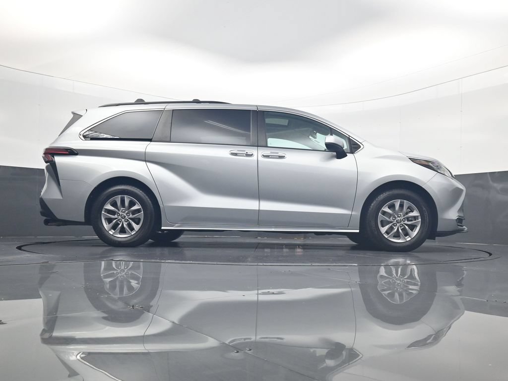 Used 2022 Toyota Sienna XLE w/ XLE Plus Package AWD/4WD image 26