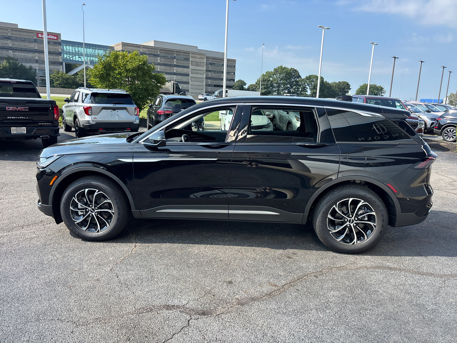 New 2026 Lincoln Nautilus Premier AWD/4WD image 4