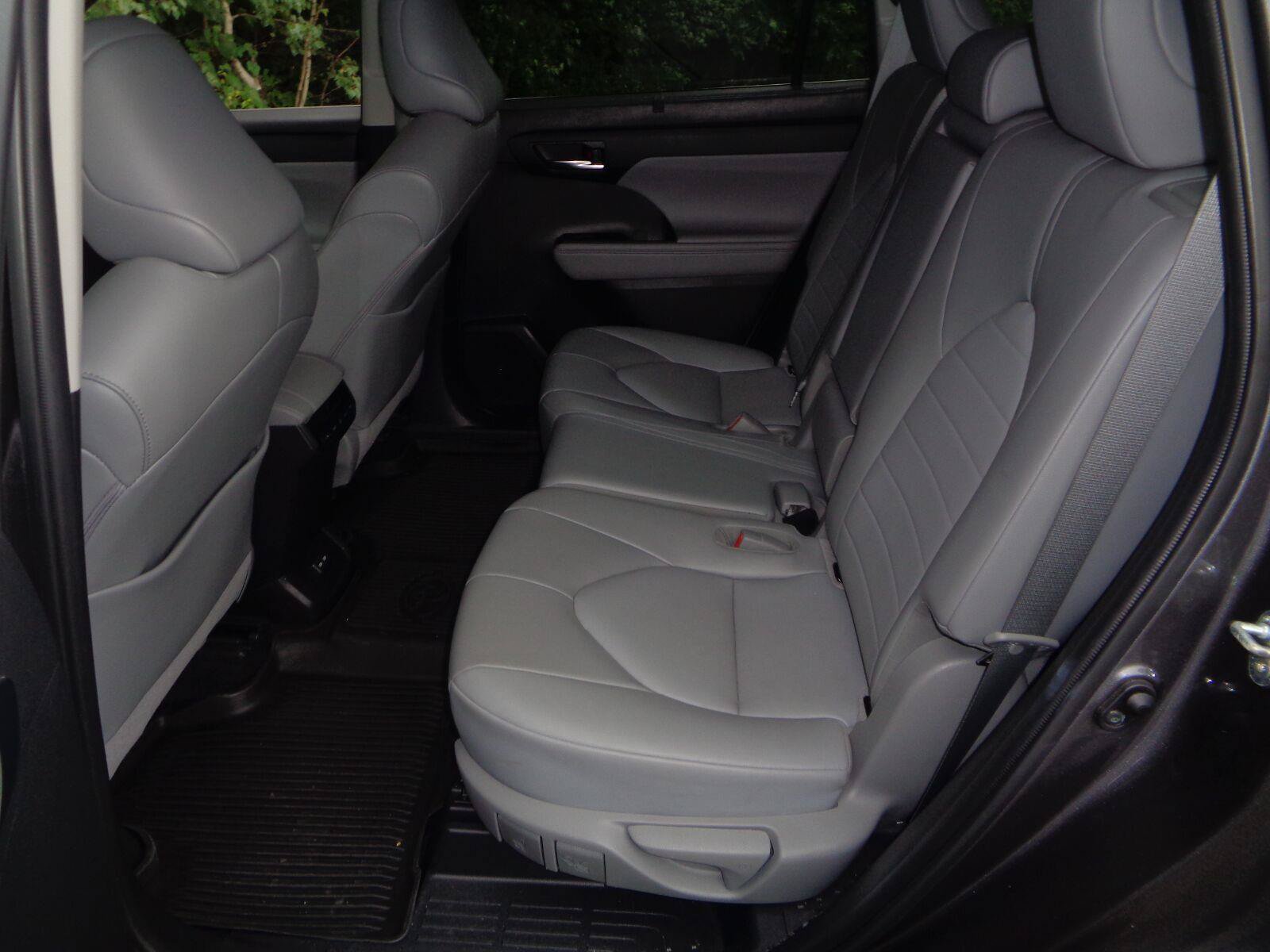Used 2022 Toyota Highlander XLE AWD/4WD image 18