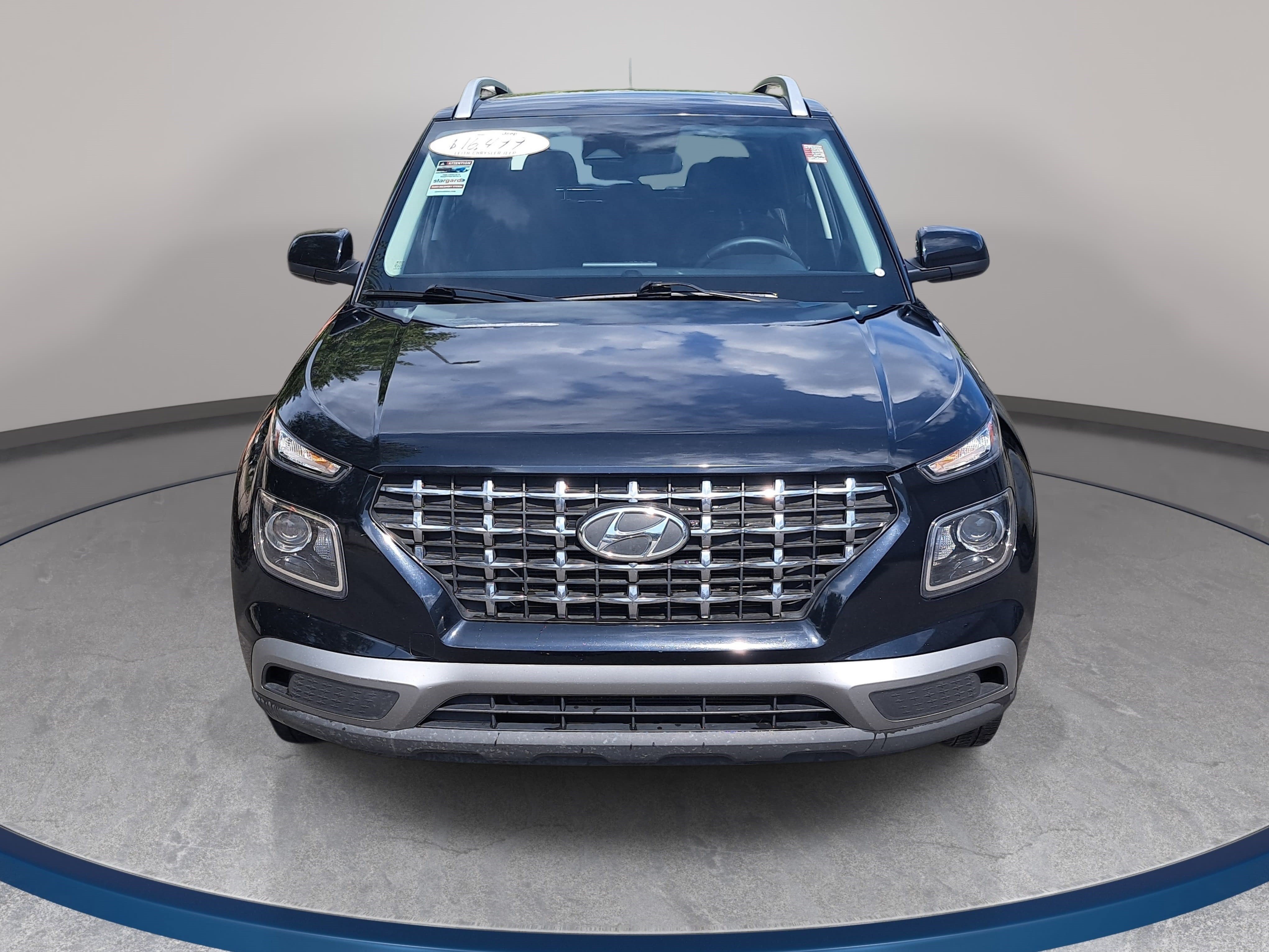 Used 2023 Hyundai Venue SEL FWD image 2
