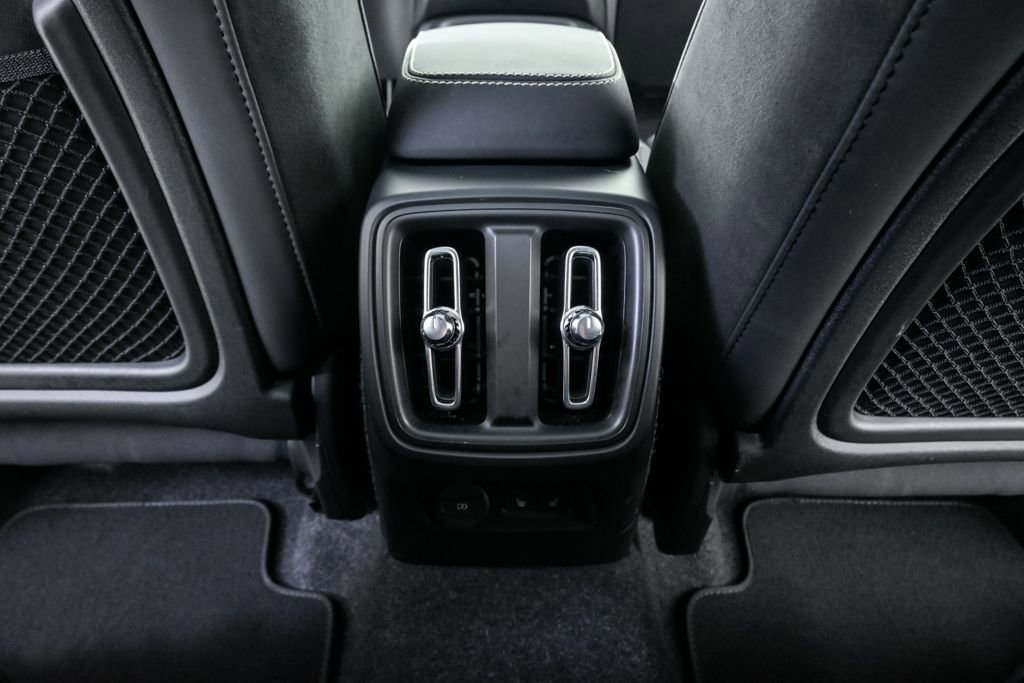 Certified 2025 Volvo XC40 B5 Plus image 21