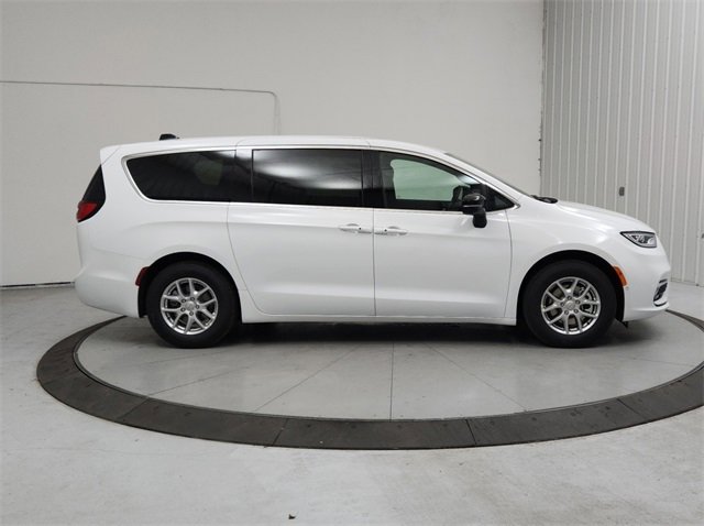 New 2026 Chrysler Pacifica Select image 8