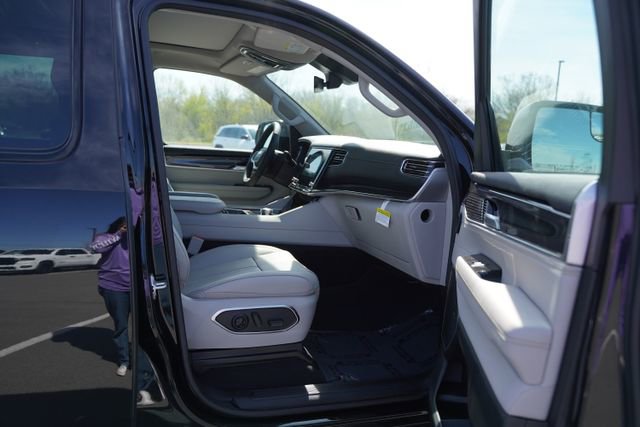 Used 2024 Jeep Wagoneer 4WD w/ Premium Group I image 21
