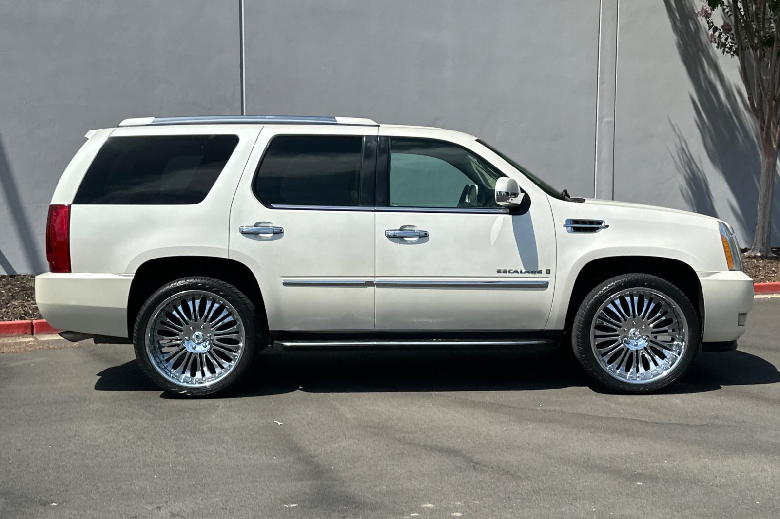 Used 2007 Cadillac Escalade AWD w/ Information Package image 3