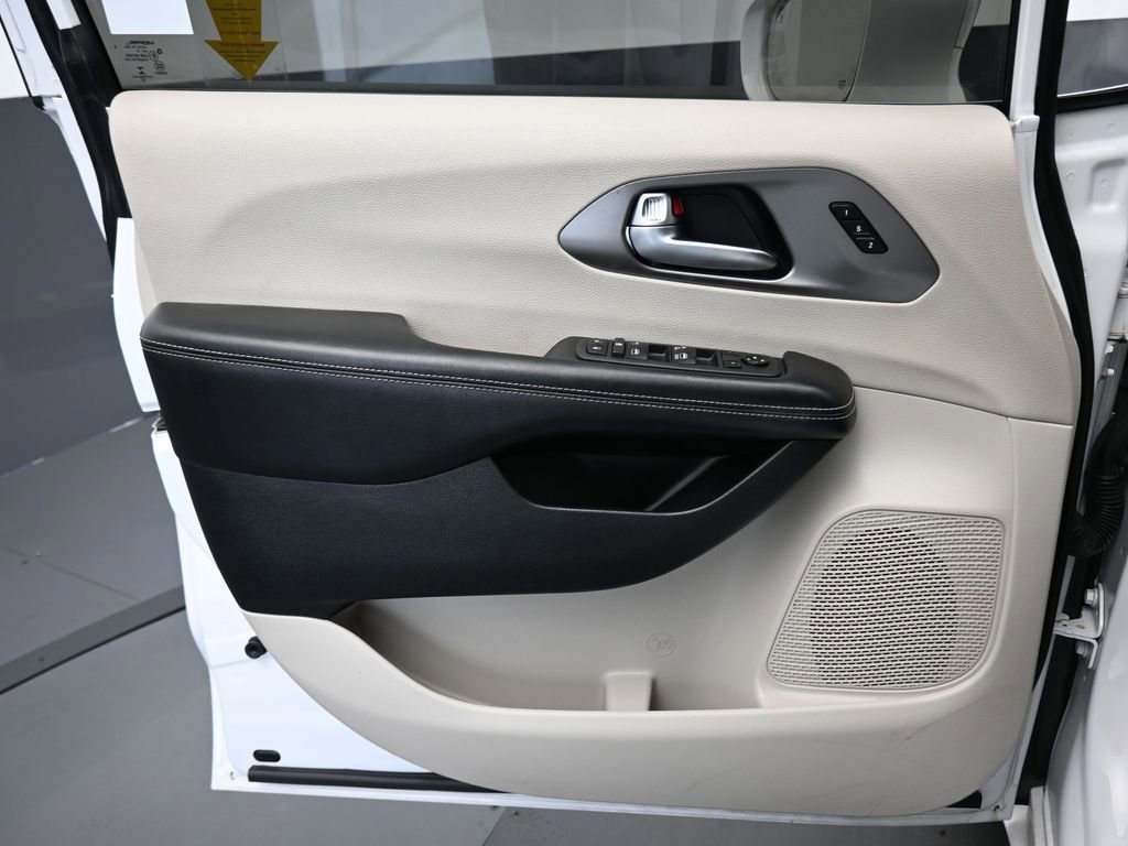 Used 2022 Chrysler Pacifica Touring-L image 9