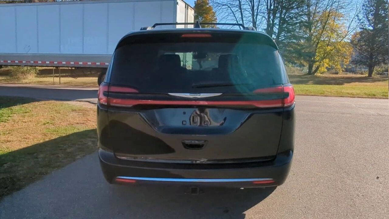 Used 2022 Chrysler Pacifica Touring-L image 4