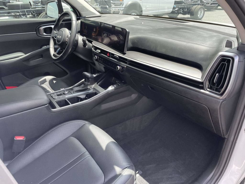 Used 2025 Kia Sorento EX w/ Panoramic Sunroof Package FWD image 14