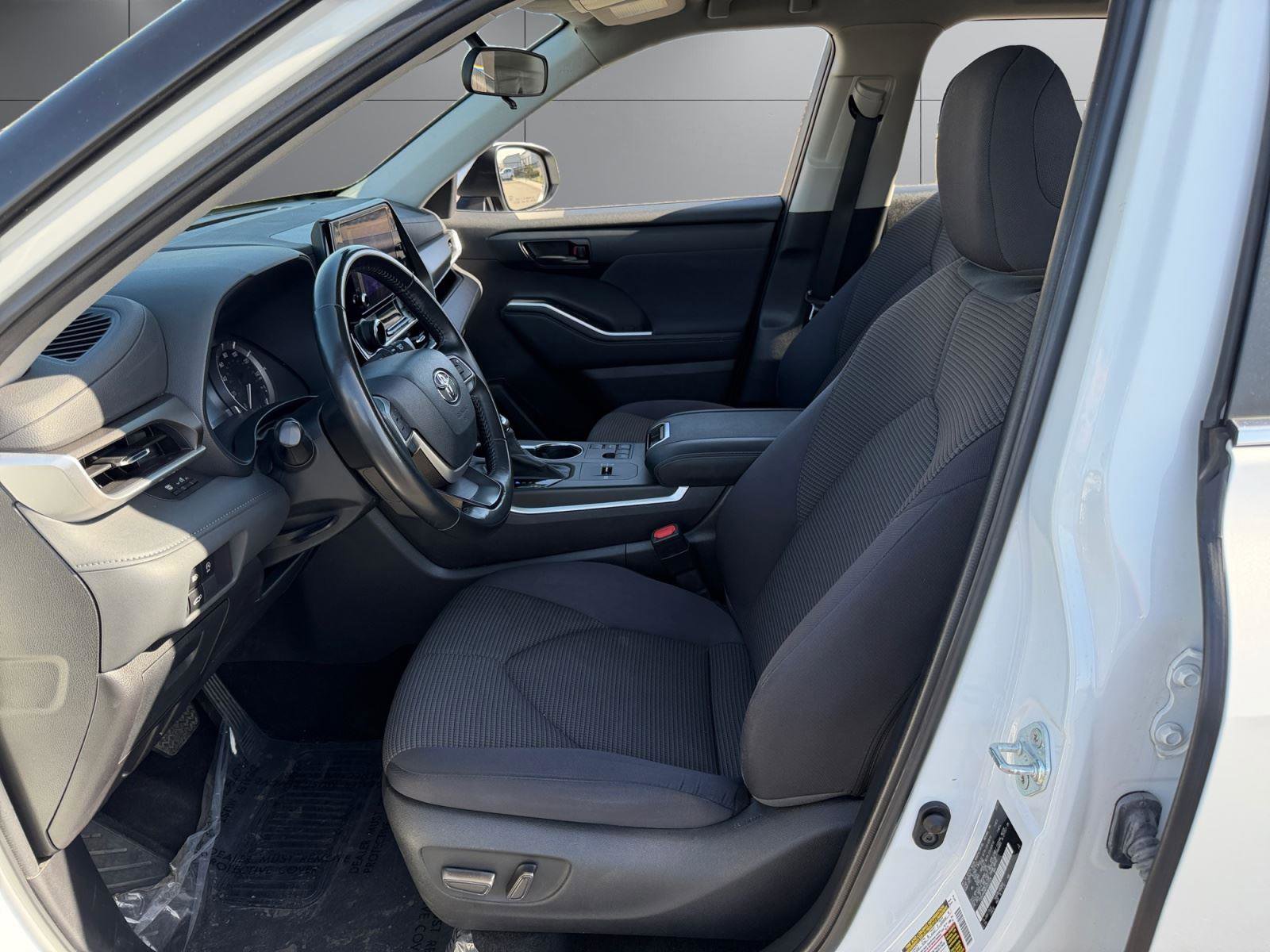 Used 2023 Toyota Highlander LE FWD image 16
