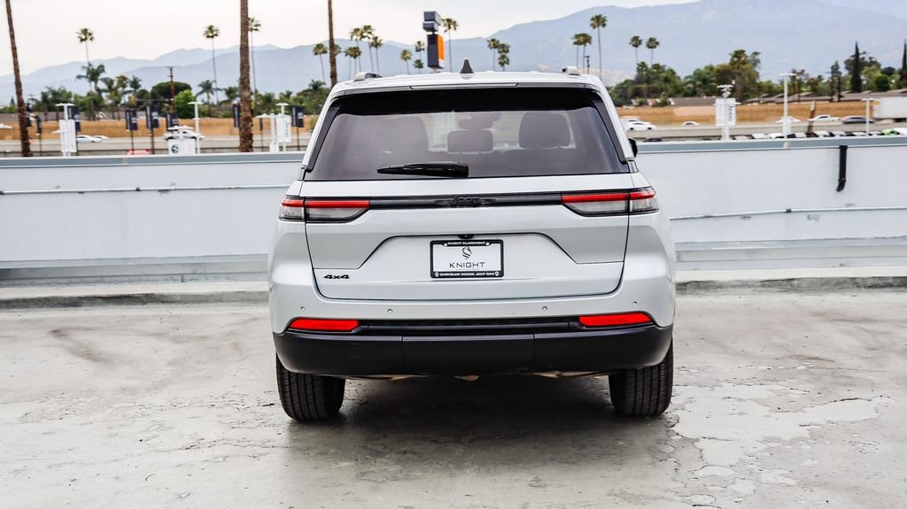 Used 2024 Jeep Grand Cherokee Altitude image 8