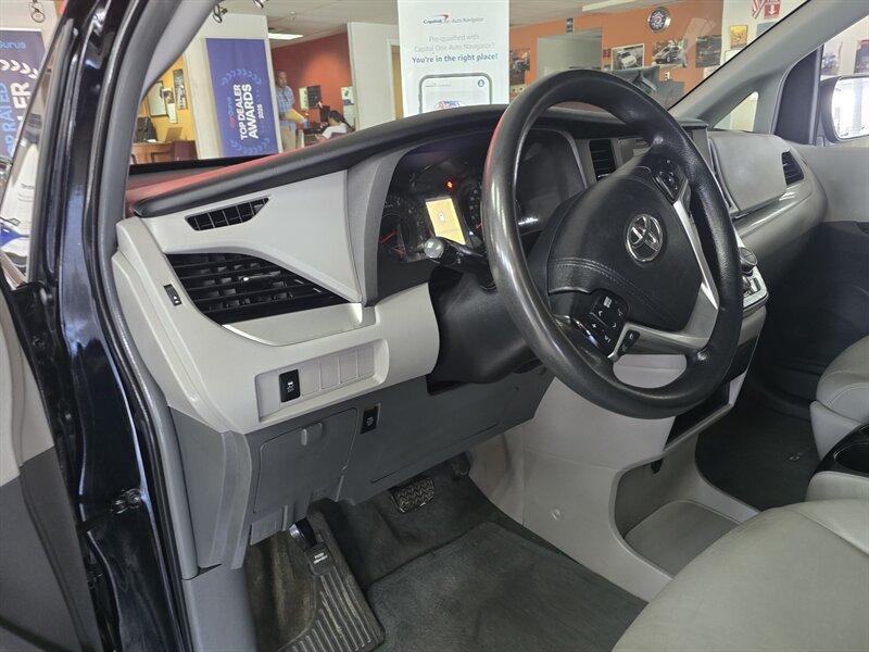 Used 2015 Toyota Sienna LE FWD image 9