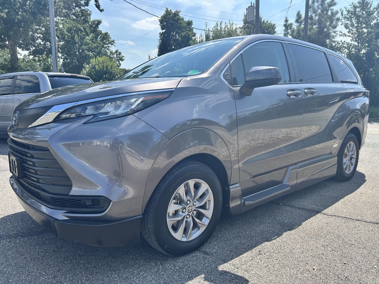 Used 2022 Toyota Sienna LE image 11