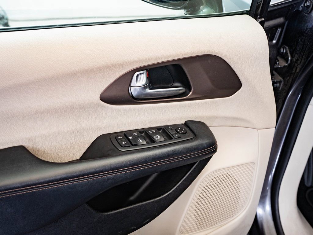 Used 2019 Chrysler Pacifica Touring-L image 20