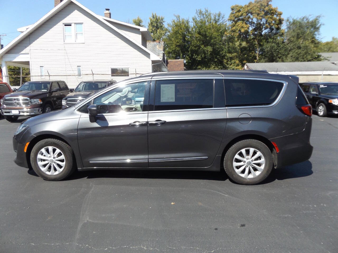 Used 2017 Chrysler Pacifica Touring-L image 10