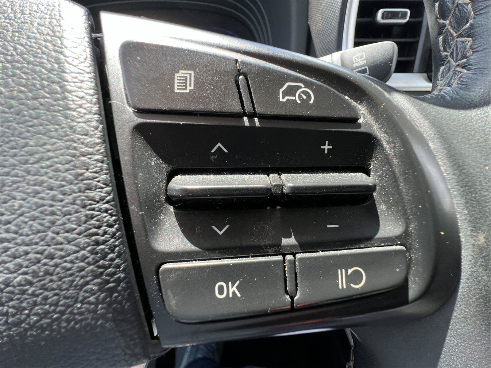 Used 2024 Hyundai Venue SEL FWD image 32