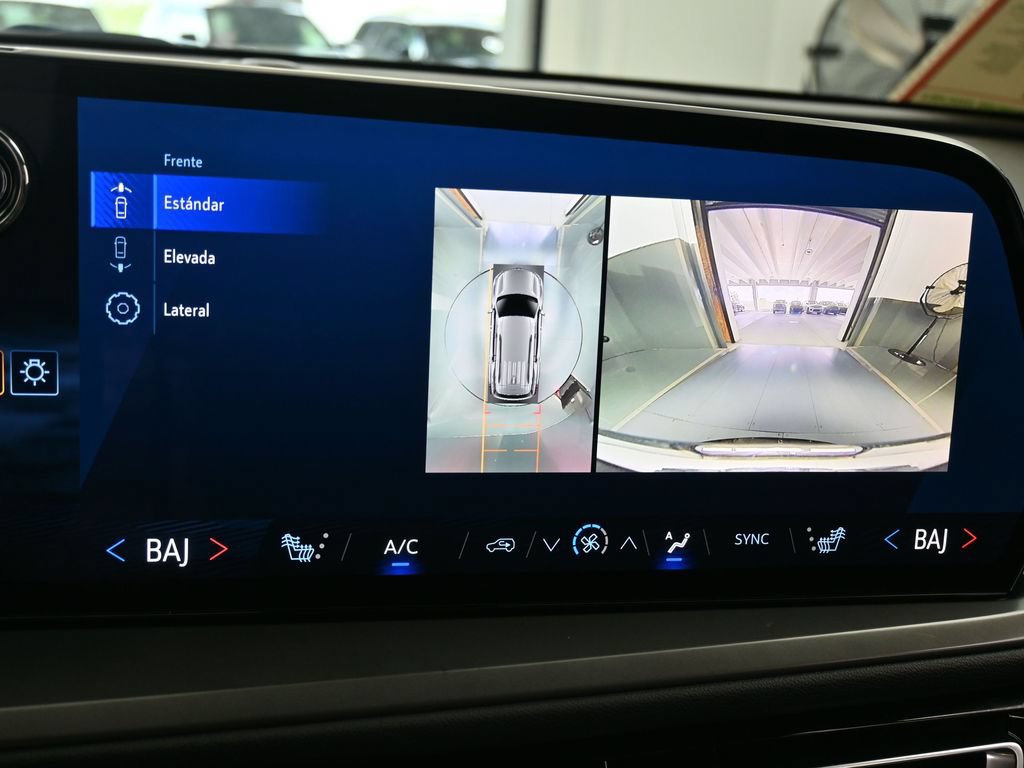 Used 2024 Chevrolet Traverse LT FWD image 20