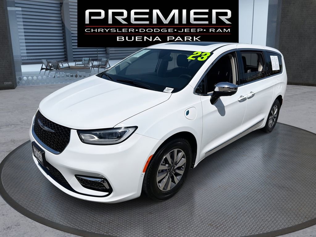Used 2023 Chrysler Pacifica Limited FWD image 1