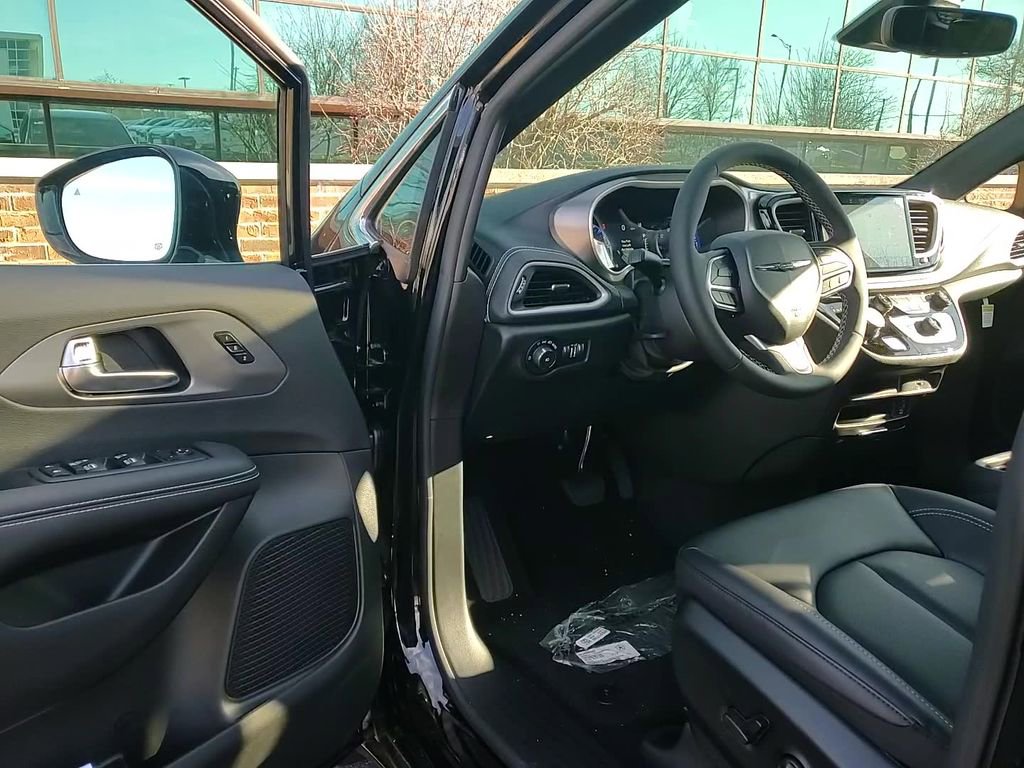 New 2026 Chrysler Pacifica Select AWD/4WD image 8