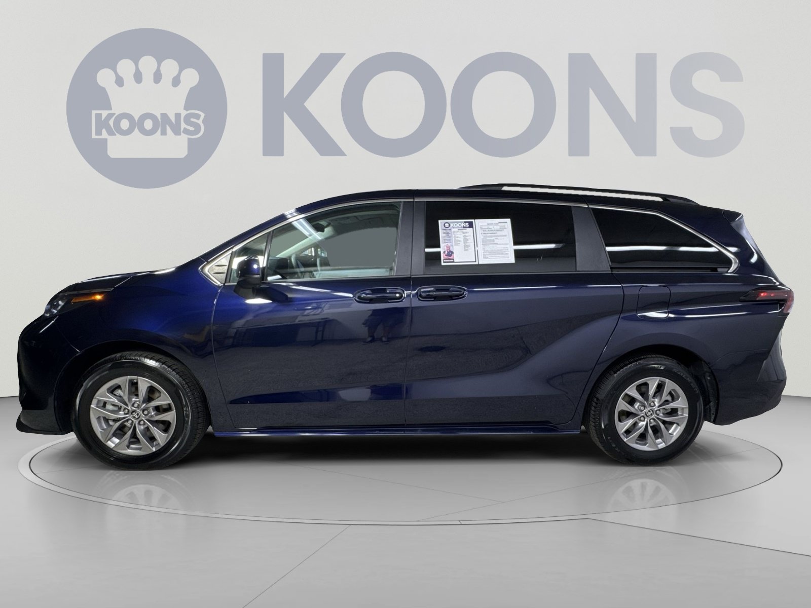 Used 2025 Toyota Sienna LE AWD/4WD image 17