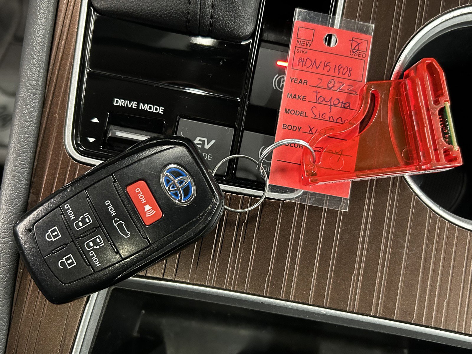 Used 2023 Toyota Sienna XLE image 31