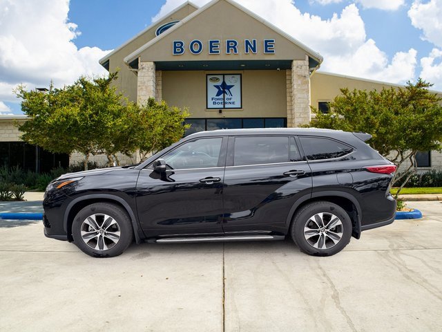 Used 2022 Toyota Highlander XLE image 2