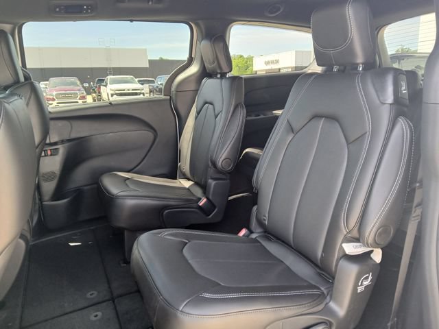 New 2027 Chrysler Pacifica Select FWD image 13