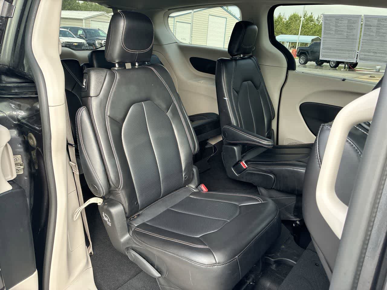 Used 2023 Chrysler Pacifica Touring-L FWD image 25