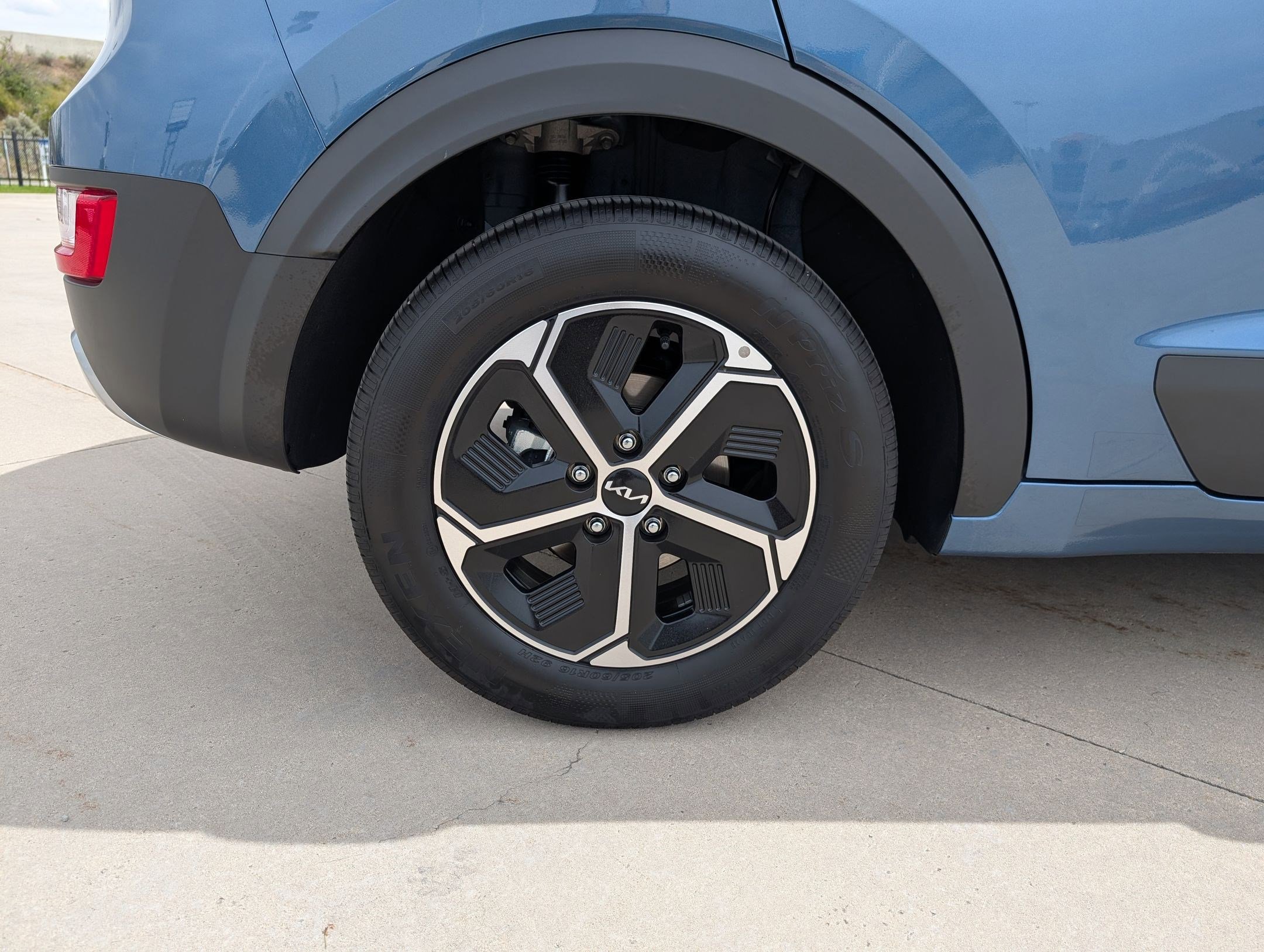 Certified 2025 Kia Niro EX image 12