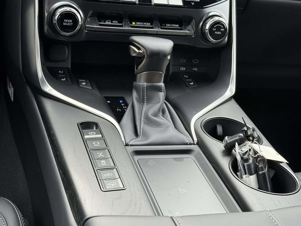 Used 2025 Lexus LX 600 4WD w/ Luxury Package image 19