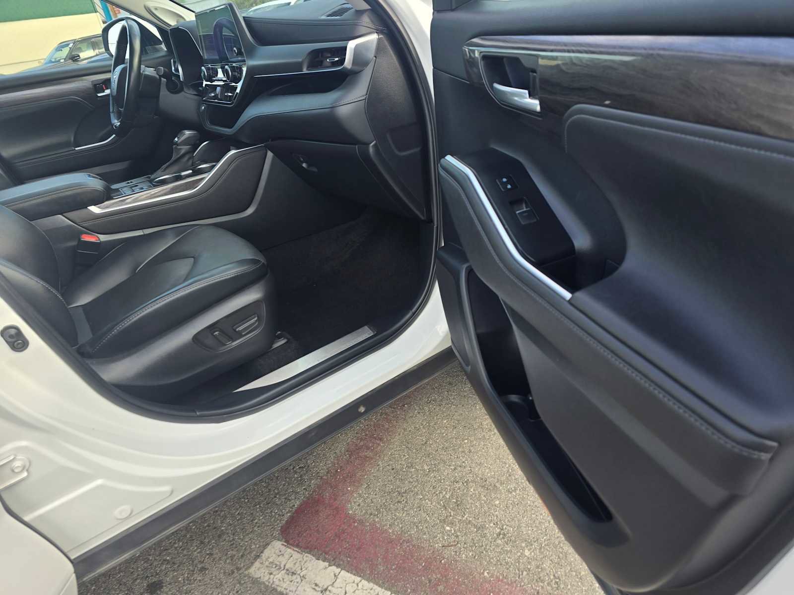 Used 2023 Toyota Highlander Limited image 10