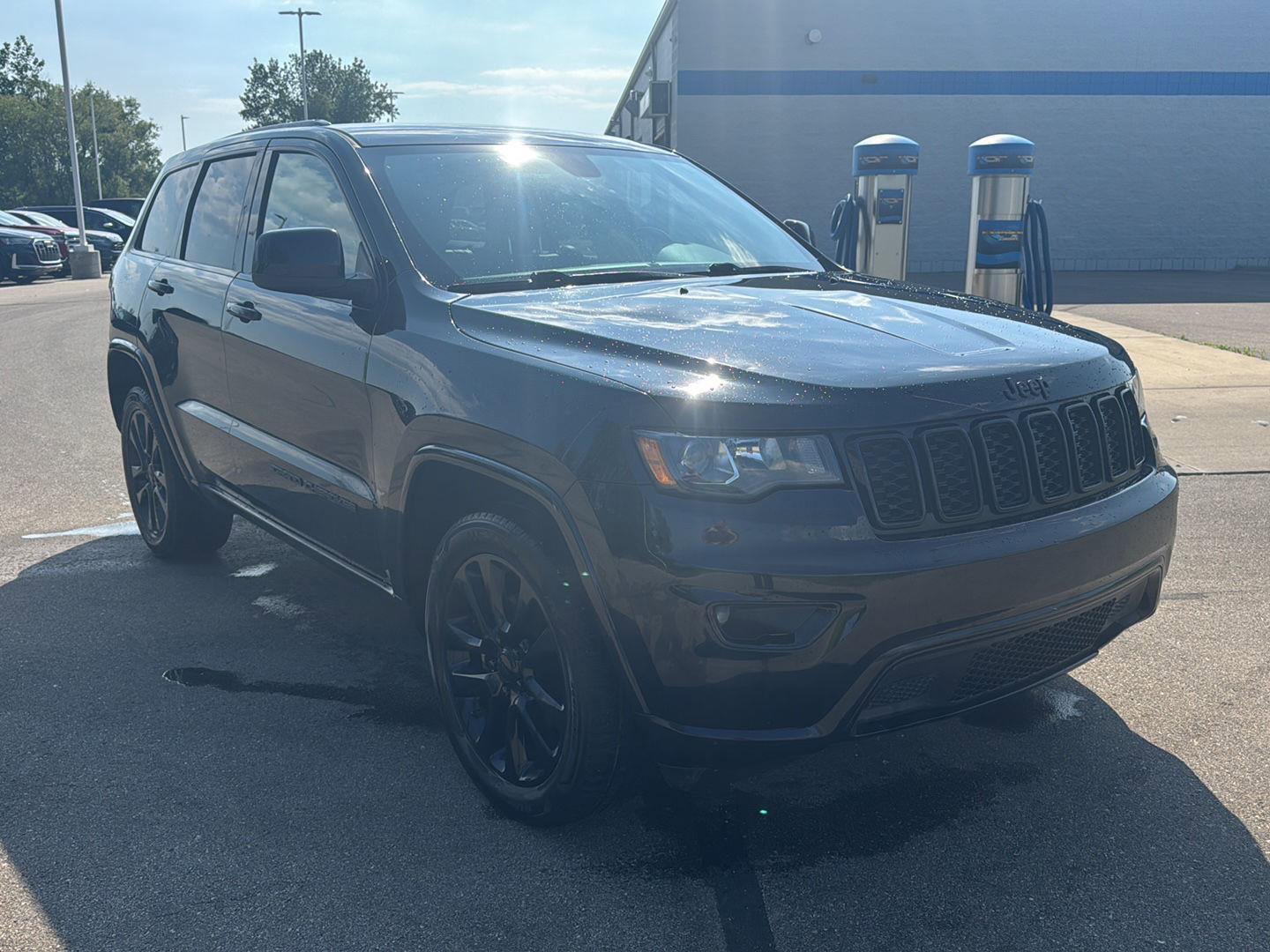 Used 2017 Jeep Grand Cherokee Altitude AWD/4WD image 7