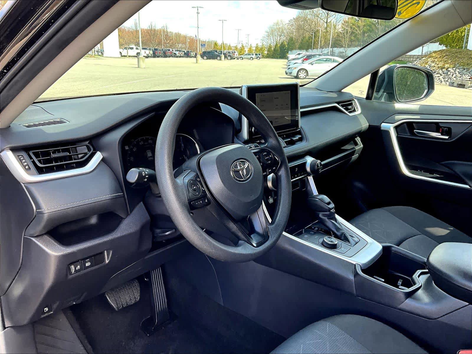 Used 2025 Toyota RAV4 XLE AWD/4WD image 8