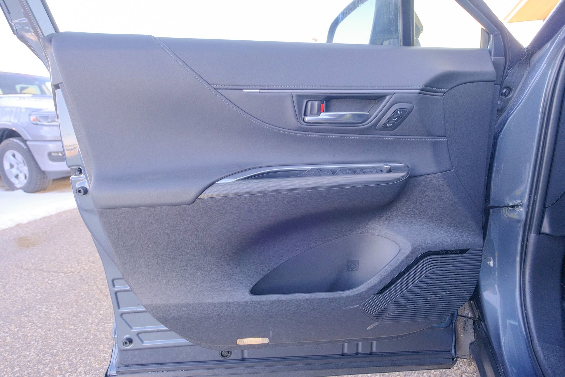 Used 2023 Toyota Venza XLE image 26