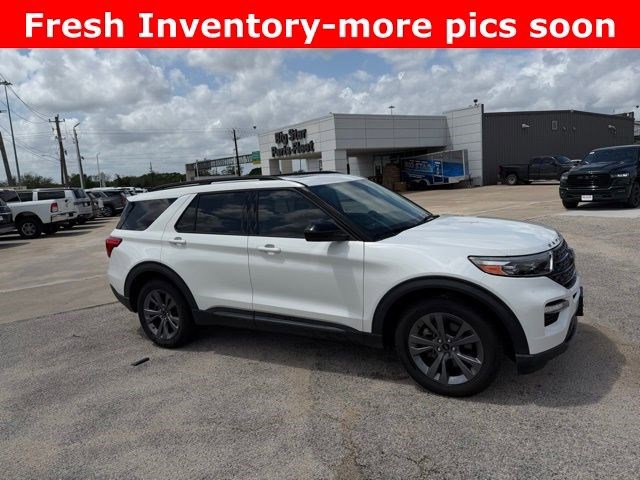 Used 2022 Ford Explorer XLT w/ Equipment Group 202A image 2