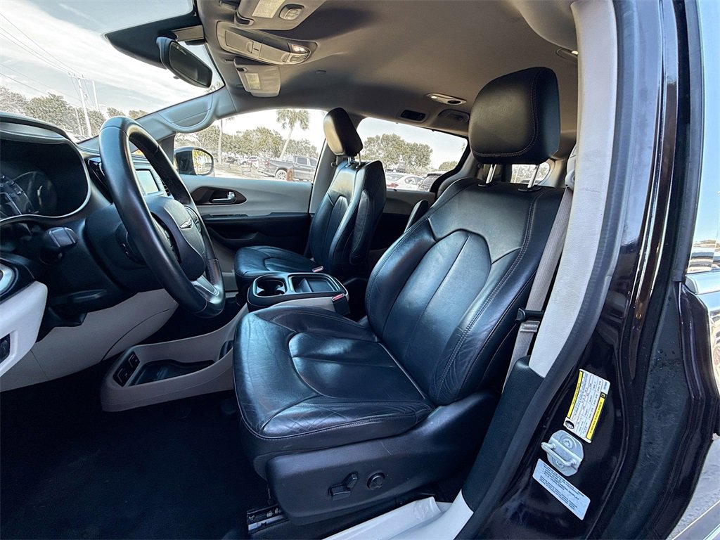 Used 2017 Chrysler Pacifica Touring-L image 22