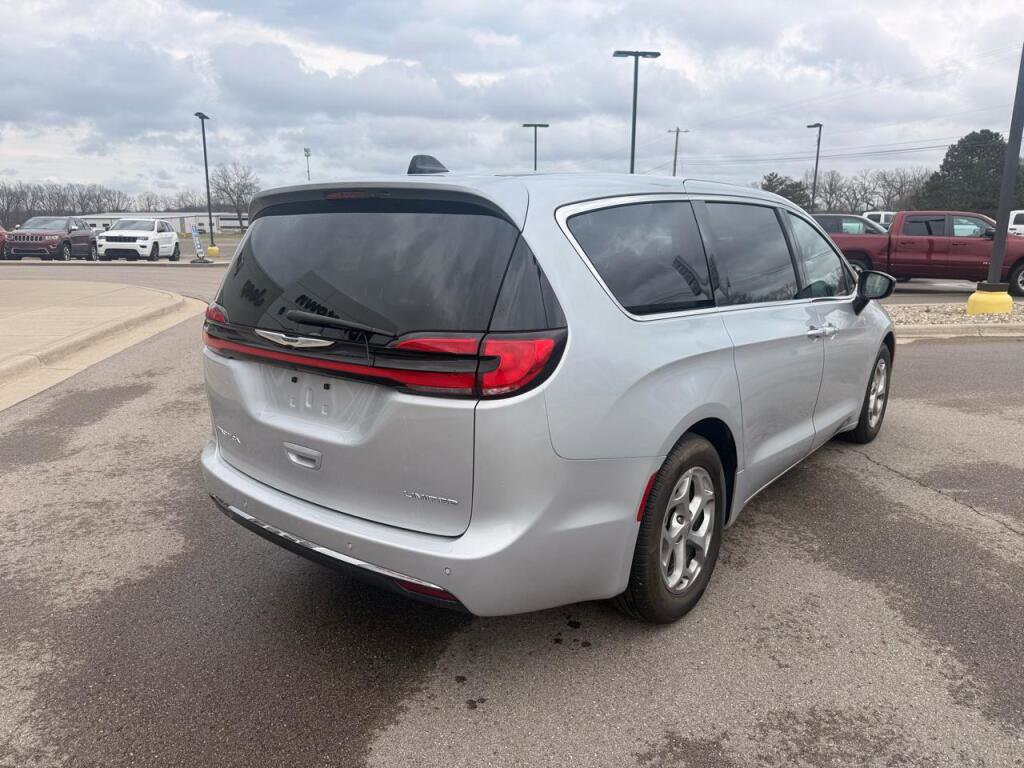 Used 2024 Chrysler Pacifica Limited image 3