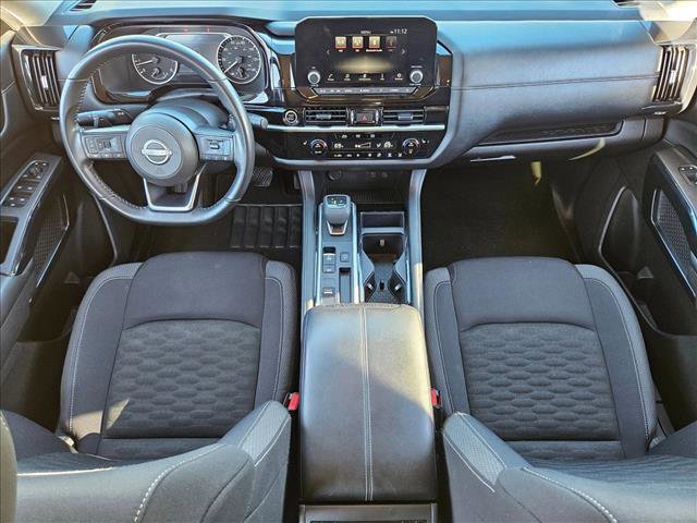 Used 2024 Nissan Pathfinder SV image 16