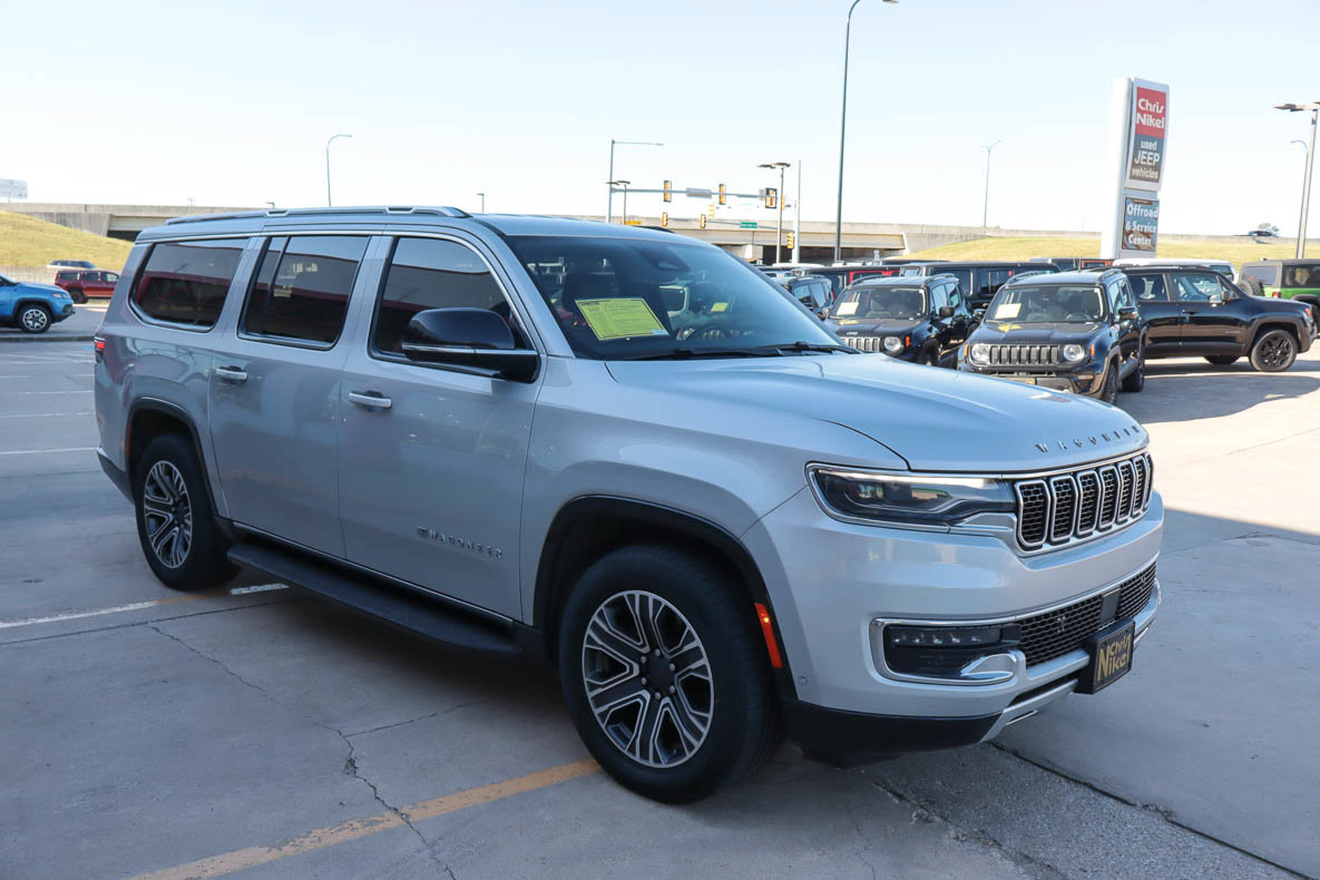 Used 2023 Jeep Wagoneer L Series II AWD/4WD image 4
