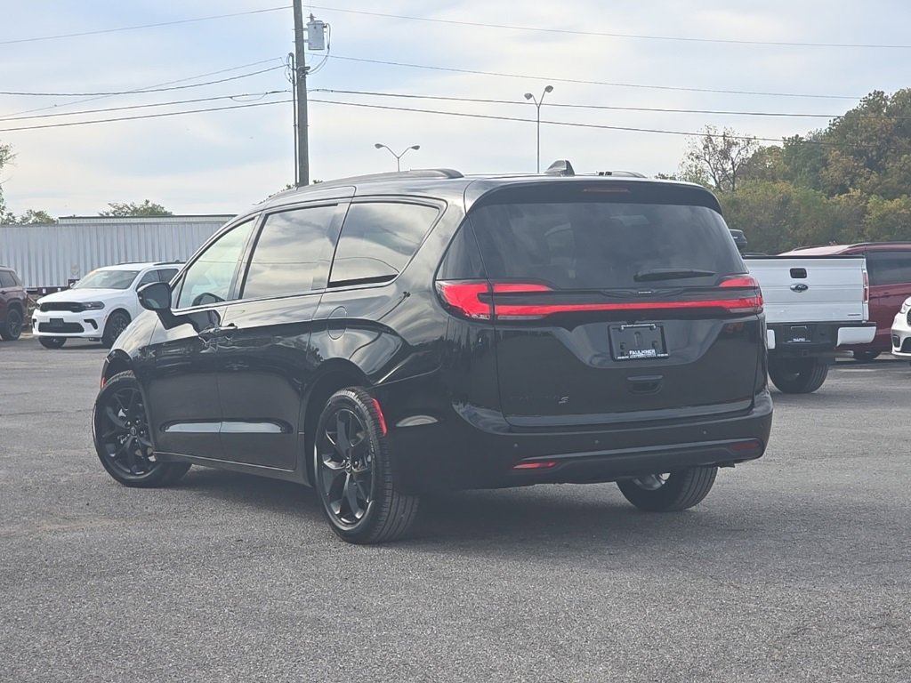 New 2026 Chrysler Pacifica Select image 5