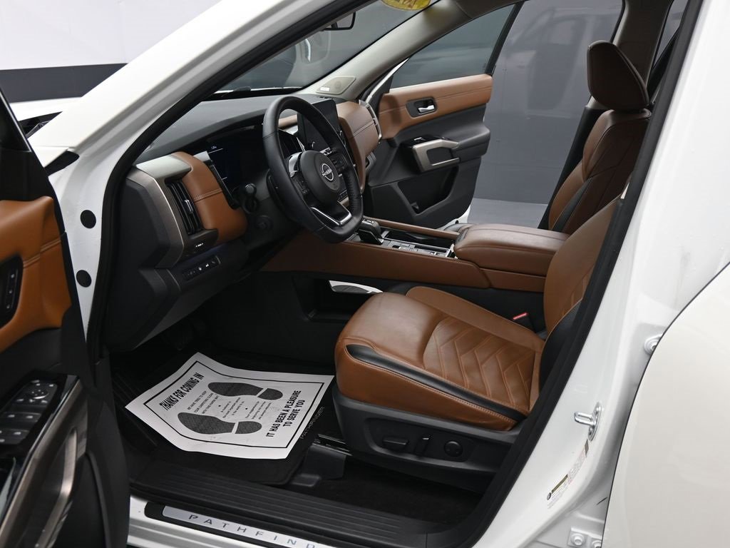 Used 2024 Nissan Pathfinder Platinum w/ Cargo Package image 17