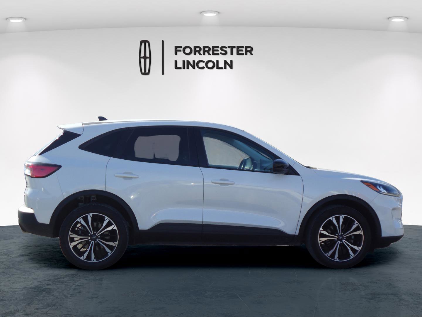 Used 2022 Ford Escape SE w/ SE Sport Appearance Package image 2