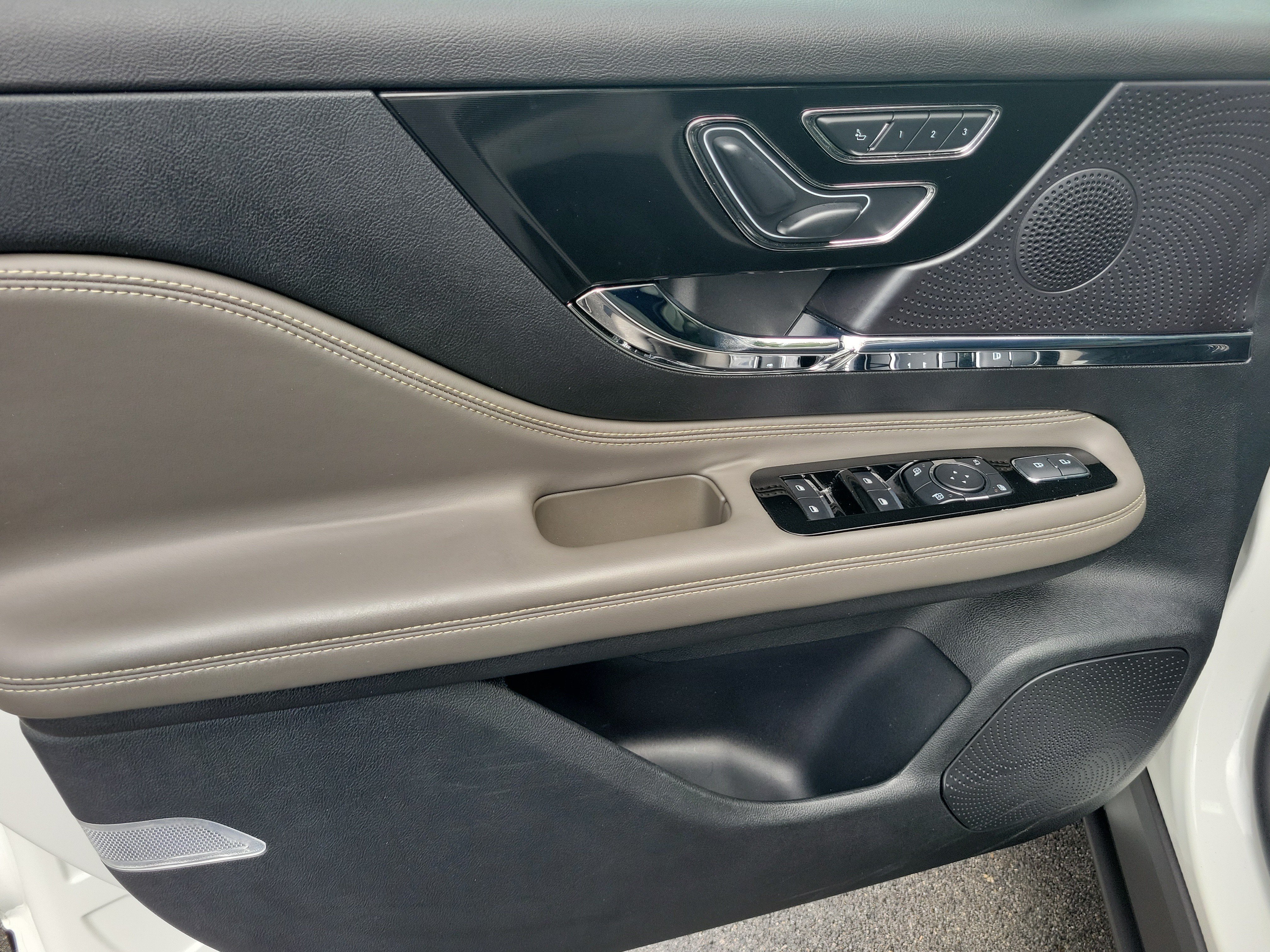 Used 2025 Lincoln Corsair FWD image 19