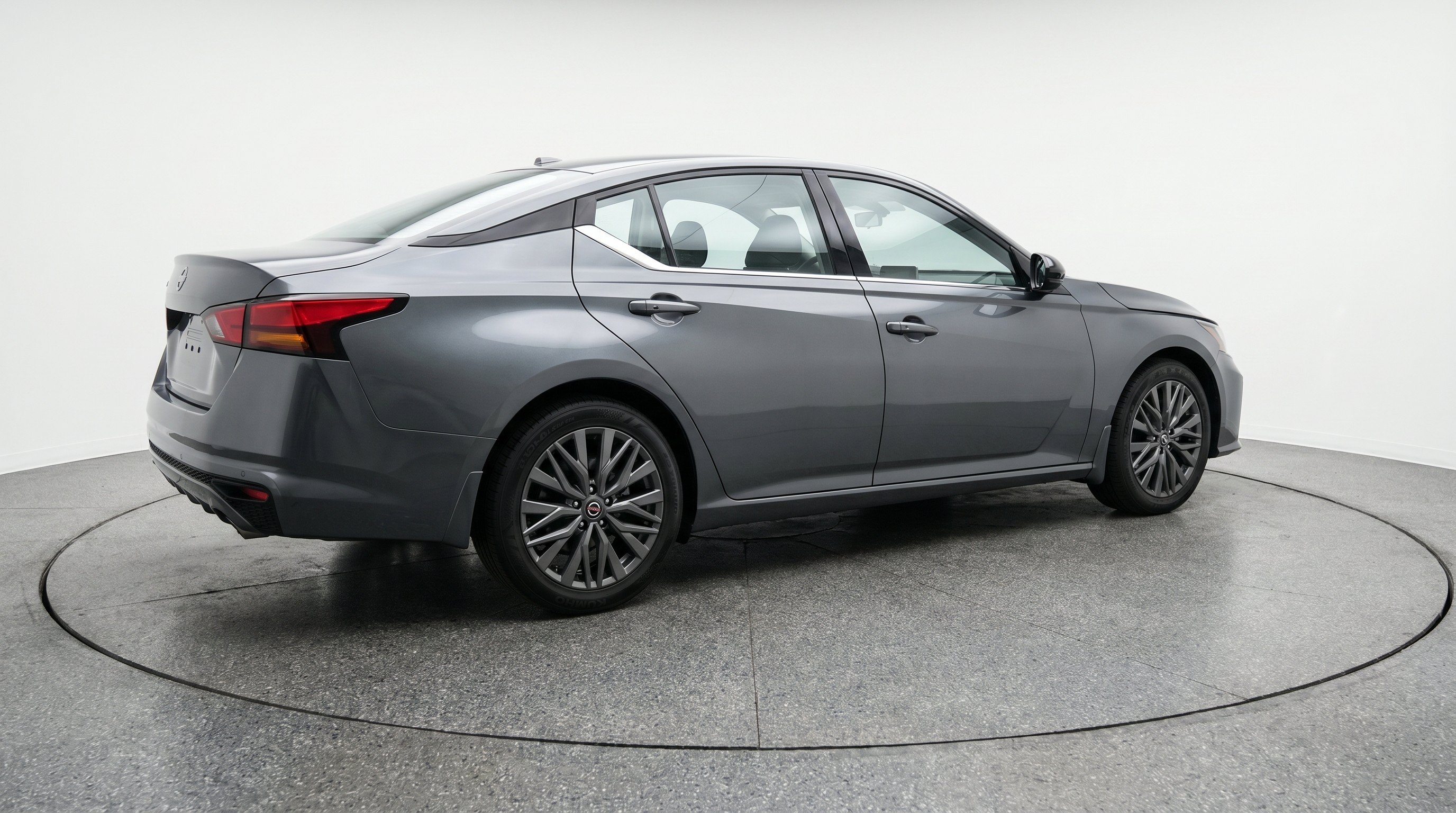 Used 2025 Nissan Altima 2.5 SV FWD image 9