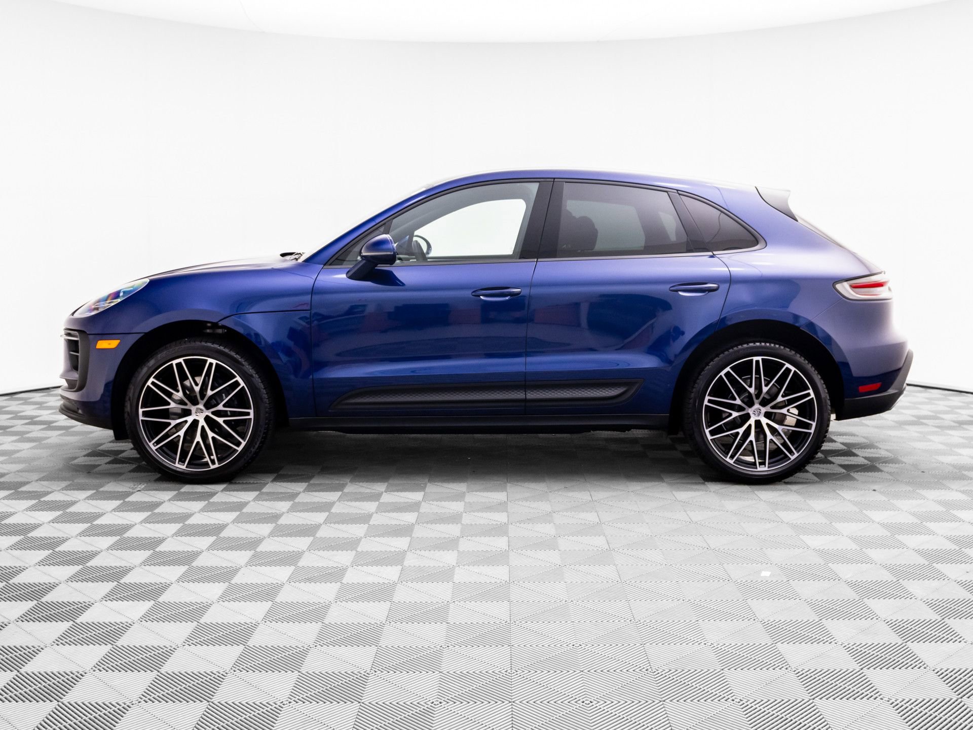 Certified 2026 Porsche Macan AWD/4WD image 2