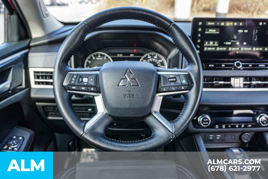 Used 2025 Mitsubishi Outlander SE image 30